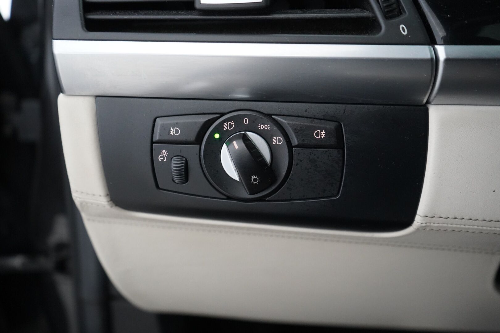 BMW X5 2010 A E70 SAV - Panorama-lasikatto | Vetokoukku | Muistipenkit | Hifit | Peruutuskamera | Kahdet renkaat vanteineen