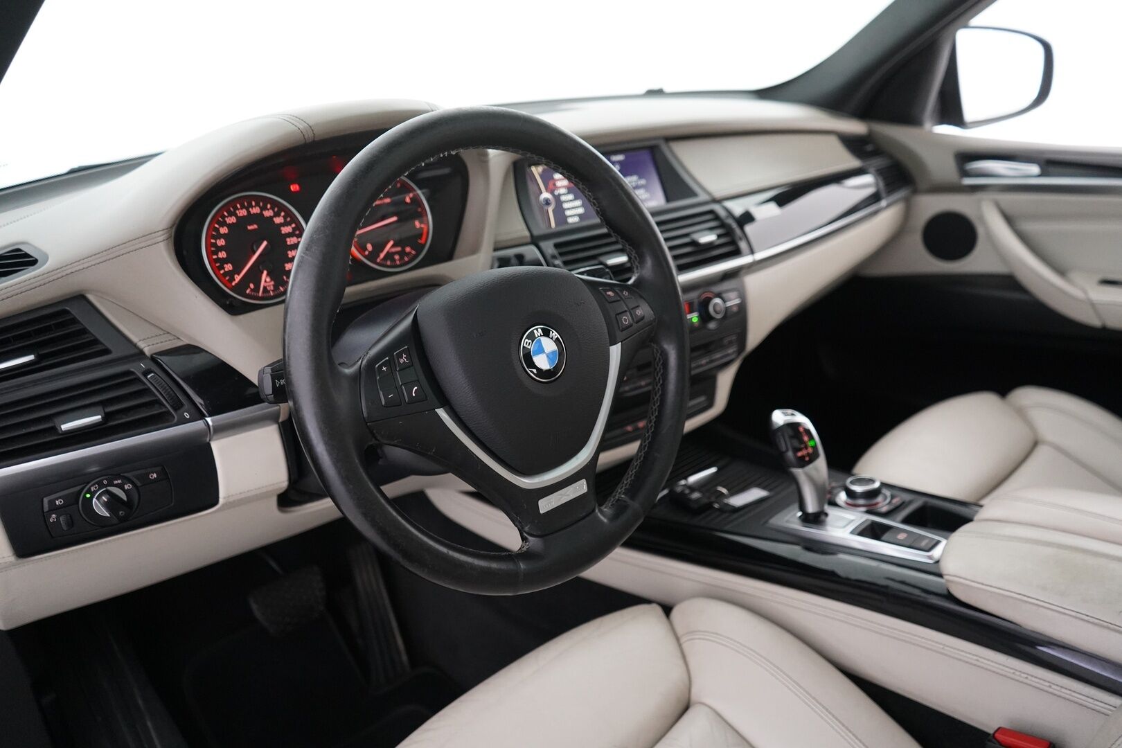 BMW X5 2010 A E70 SAV - Panorama-lasikatto | Vetokoukku | Muistipenkit | Hifit | Peruutuskamera | Kahdet renkaat vanteineen