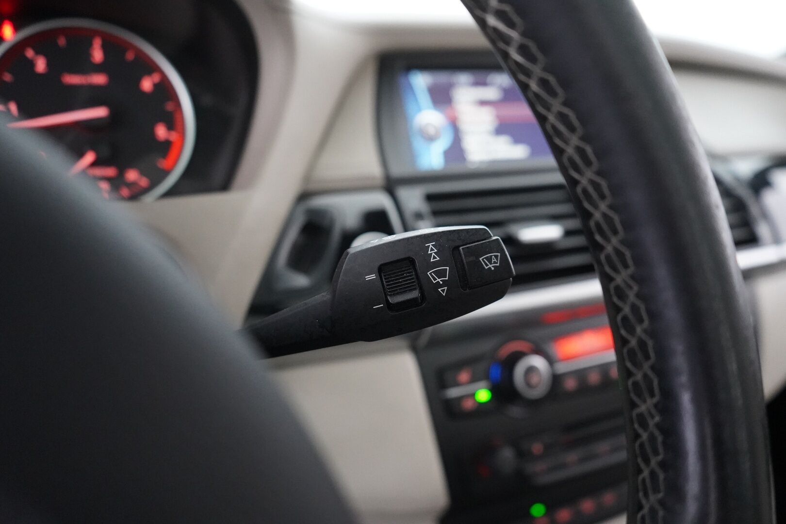 BMW X5 2010 A E70 SAV - Panorama-lasikatto | Vetokoukku | Muistipenkit | Hifit | Peruutuskamera | Kahdet renkaat vanteineen