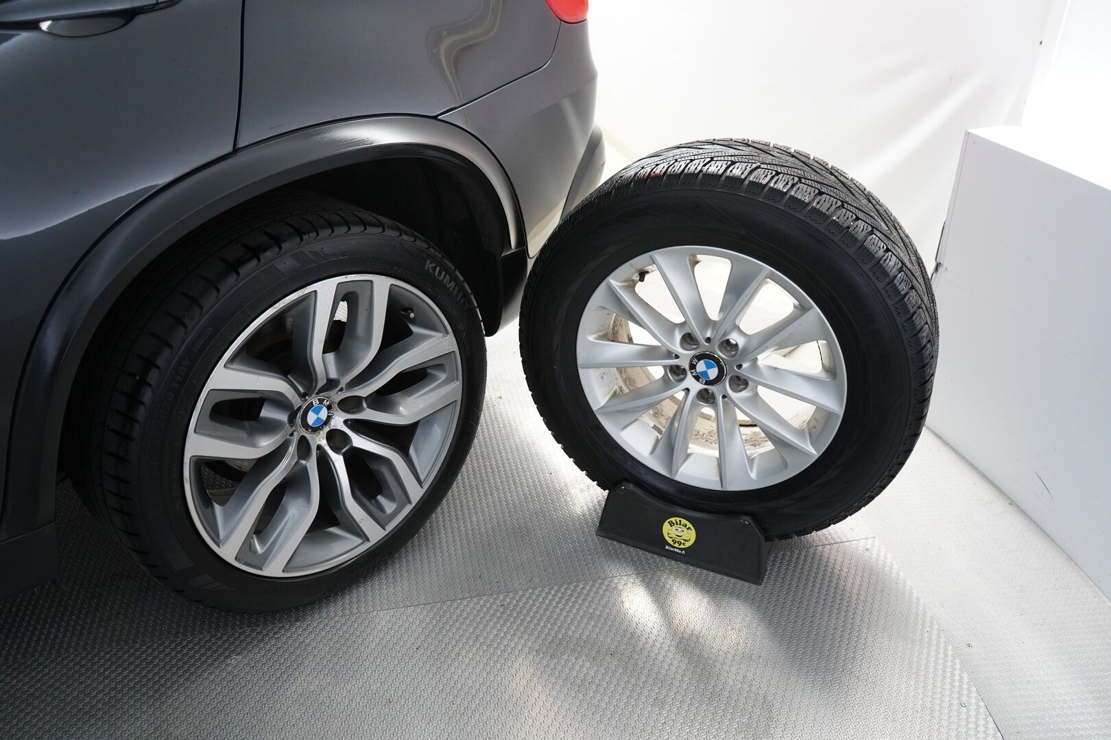 BMW X5 2010 A E70 SAV - Panorama-lasikatto | Vetokoukku | Muistipenkit | Hifit | Peruutuskamera | Kahdet renkaat vanteineen
