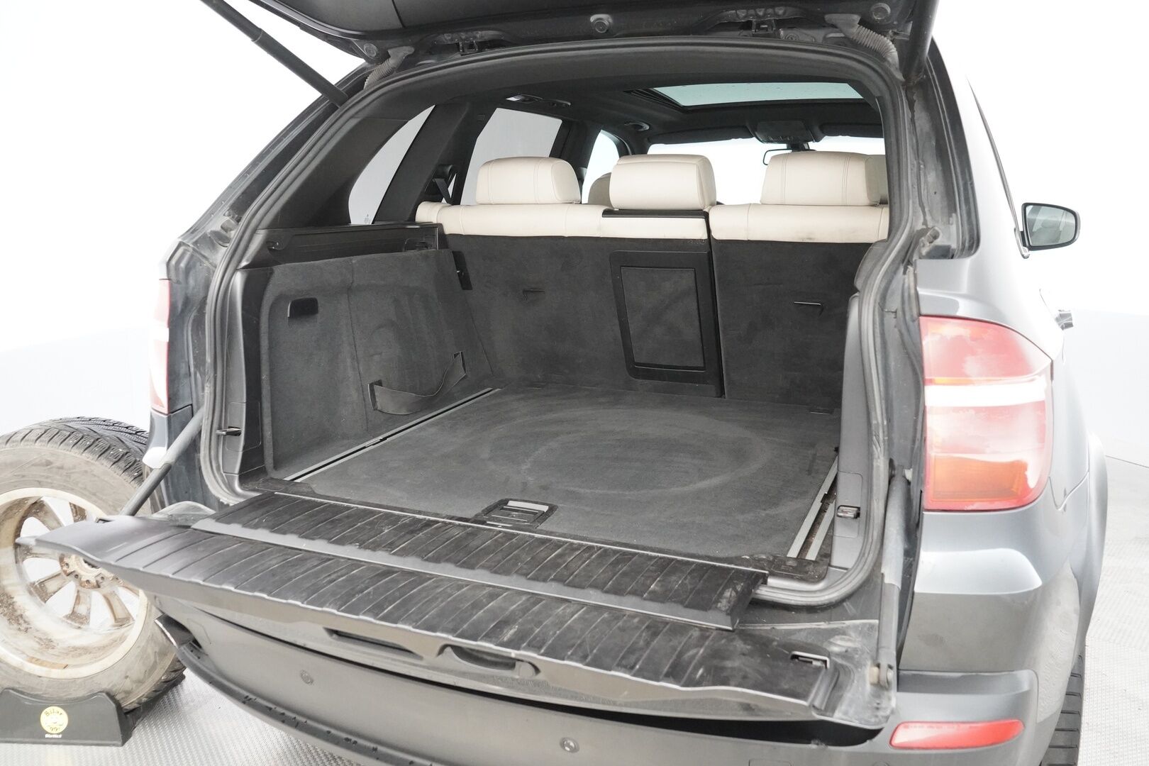 BMW X5 2010 A E70 SAV - Panorama-lasikatto | Vetokoukku | Muistipenkit | Hifit | Peruutuskamera | Kahdet renkaat vanteineen