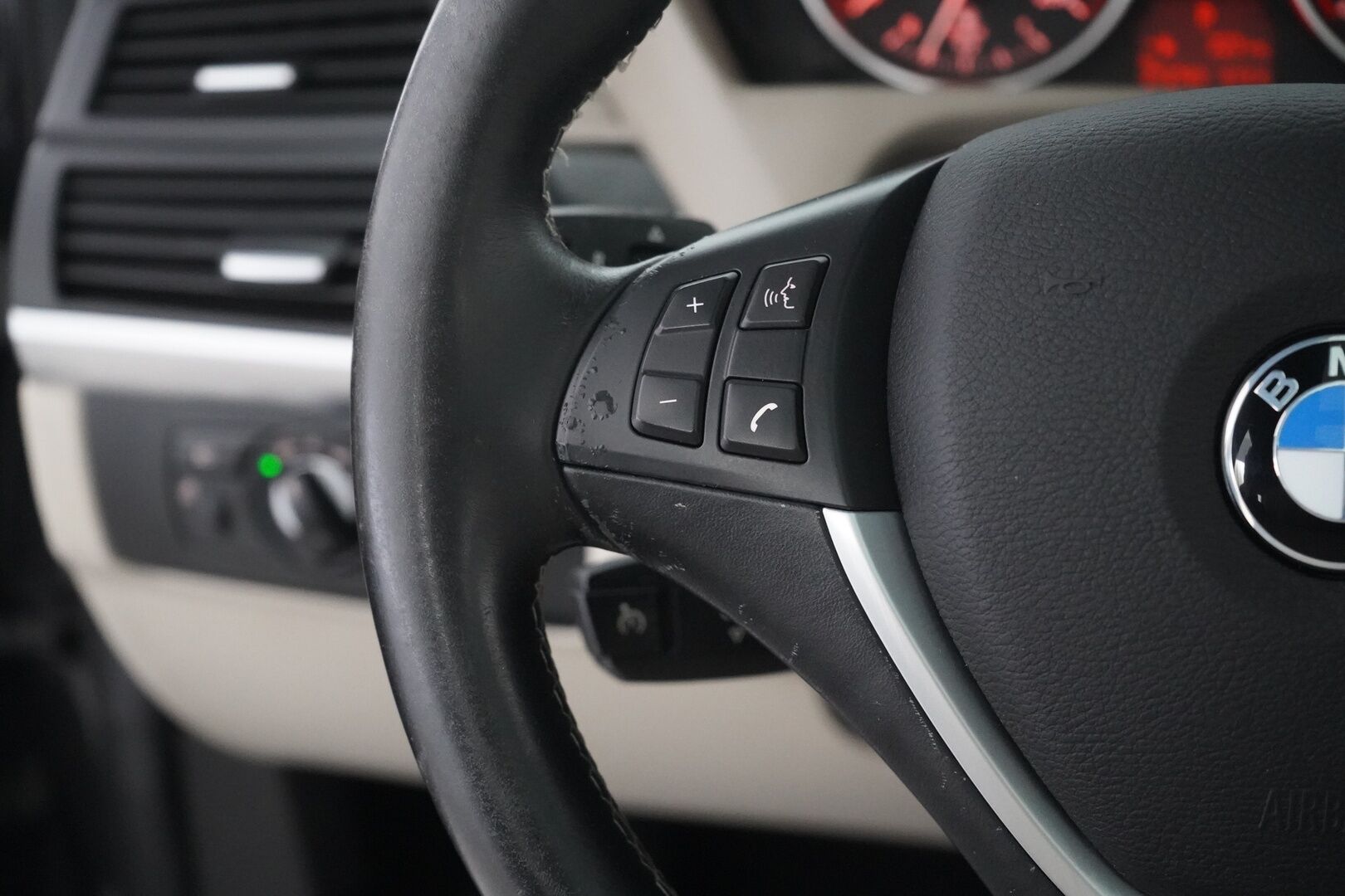 BMW X5 2010 A E70 SAV - Panorama-lasikatto | Vetokoukku | Muistipenkit | Hifit | Peruutuskamera | Kahdet renkaat vanteineen