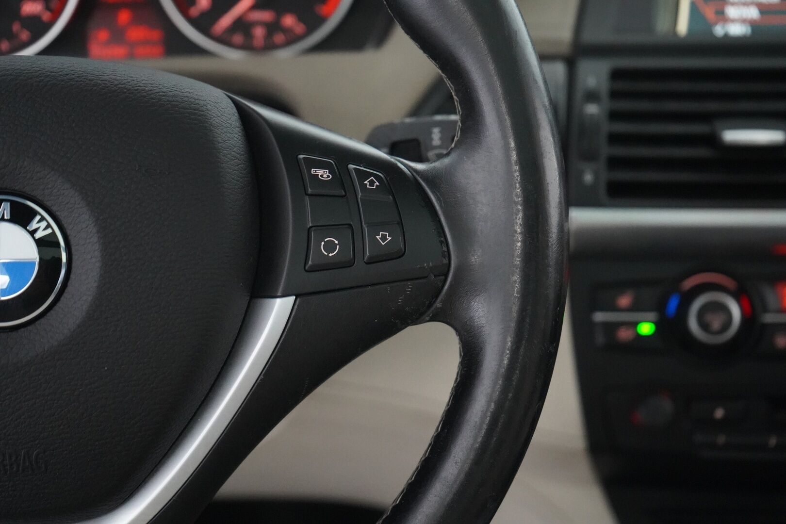 BMW X5 2010 A E70 SAV - Panorama-lasikatto | Vetokoukku | Muistipenkit | Hifit | Peruutuskamera | Kahdet renkaat vanteineen