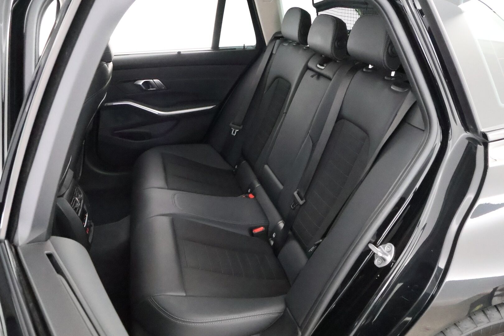 BMW 320 2020 G21 A xDrive Business Sport MHEV / Suomi-auto / Webasto / Adapt.Vakkari / Adapt.LED / HiFi - Puolinahka Sporttipenkit  / Sähköluukku / Digimittaristo / 2x Hyvät renkaat aluvantein!