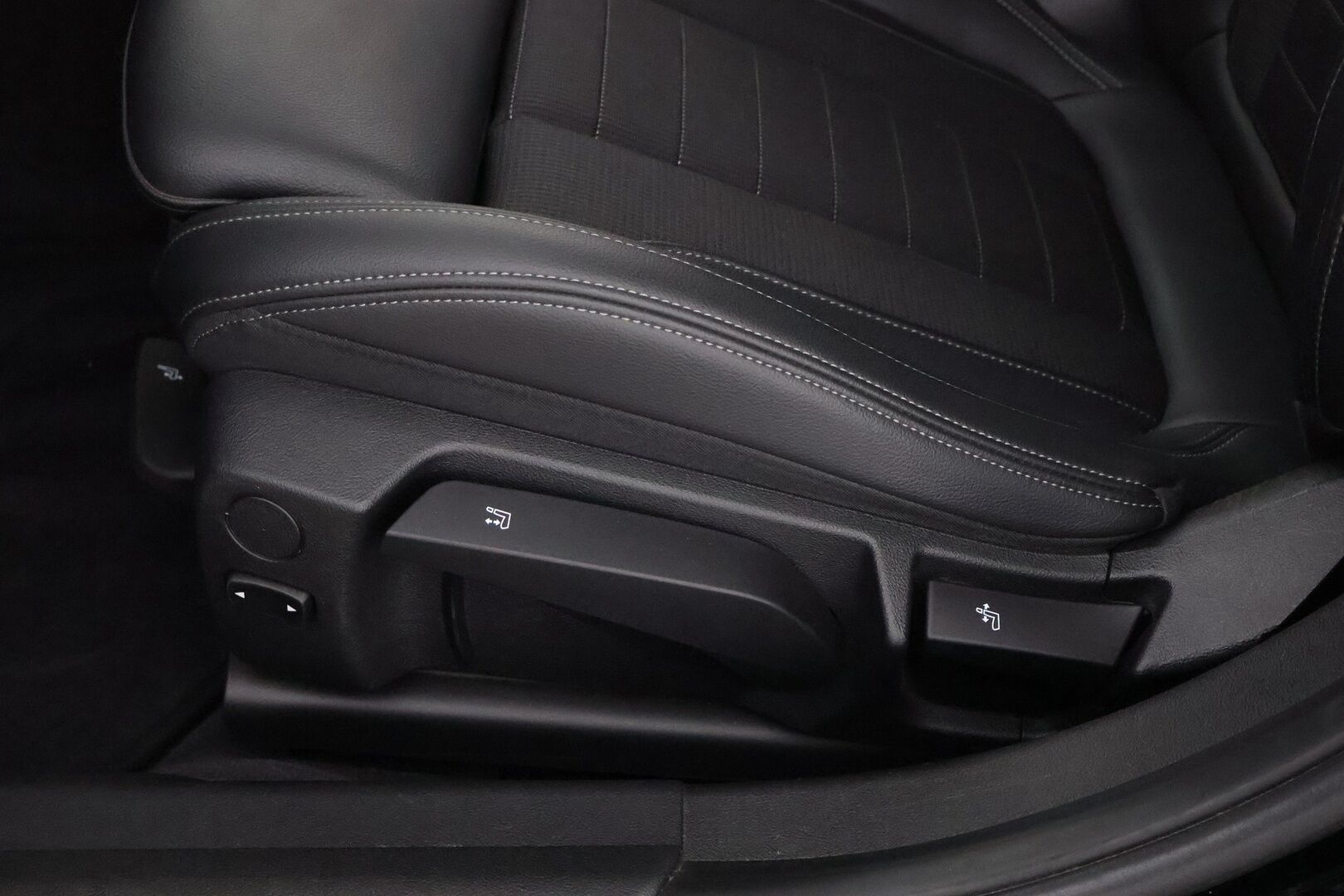 BMW 320 2020 G21 A xDrive Business Sport MHEV / Suomi-auto / Webasto / Adapt.Vakkari / Adapt.LED / HiFi - Puolinahka Sporttipenkit  / Sähköluukku / Digimittaristo / 2x Hyvät renkaat aluvantein!