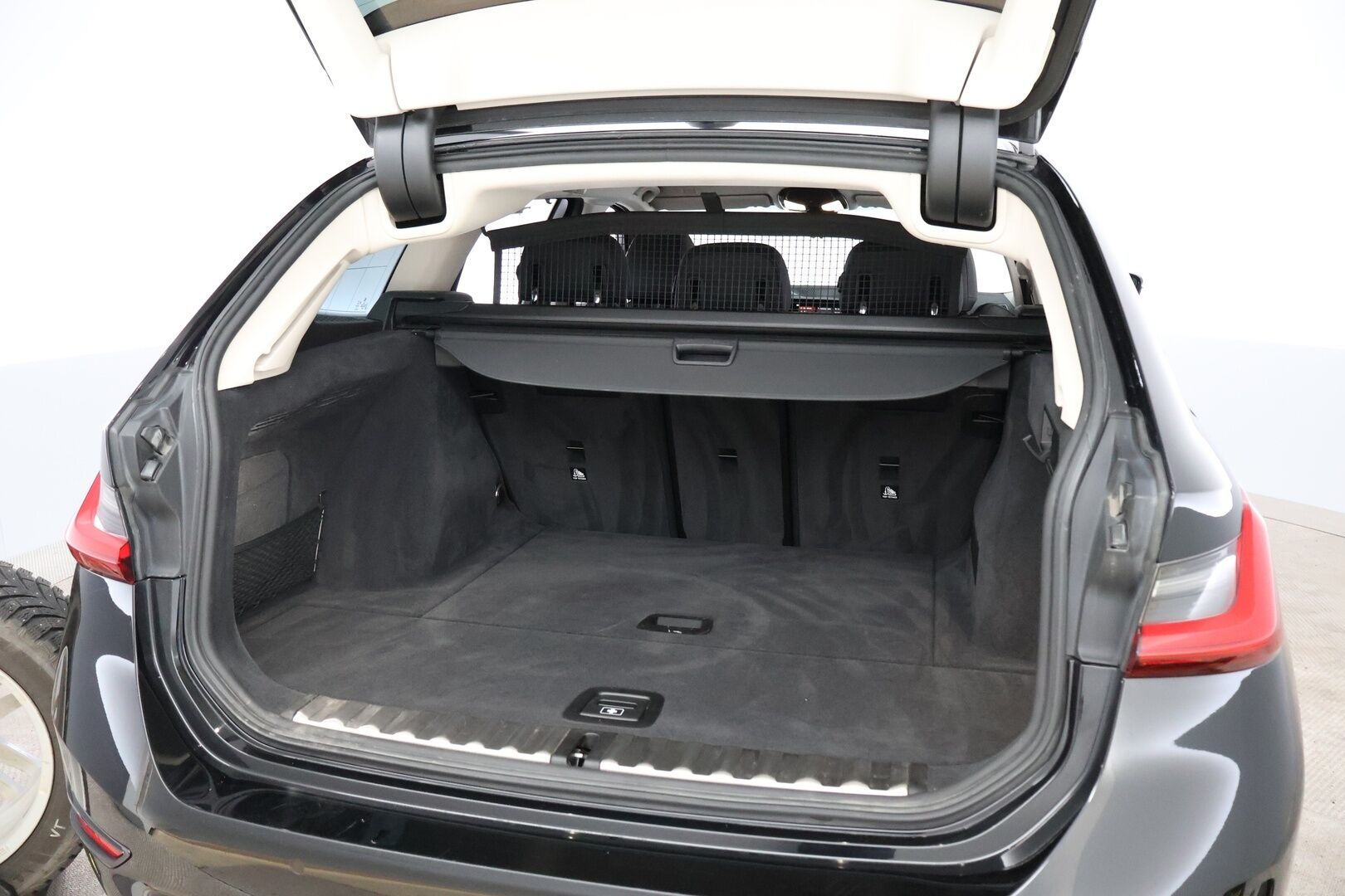 BMW 320 2020 G21 A xDrive Business Sport MHEV / Suomi-auto / Webasto / Adapt.Vakkari / Adapt.LED / HiFi - Puolinahka Sporttipenkit  / Sähköluukku / Digimittaristo / 2x Hyvät renkaat aluvantein!