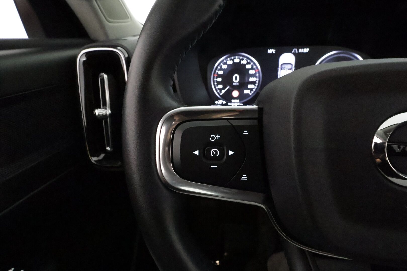 Volvo XC40 2021 T5 TwE Business Inscription Expression aut **Adapt.vakkari / P.kamera / Webasto / Full LED / BLIS / Navi** - 1.Om Suomi-auto / Merkkihuollettu / Kahdet renkaat aluvanteilla / High Performance Audio / Digimittaristo / Sähköluukku / Sporttipenkit