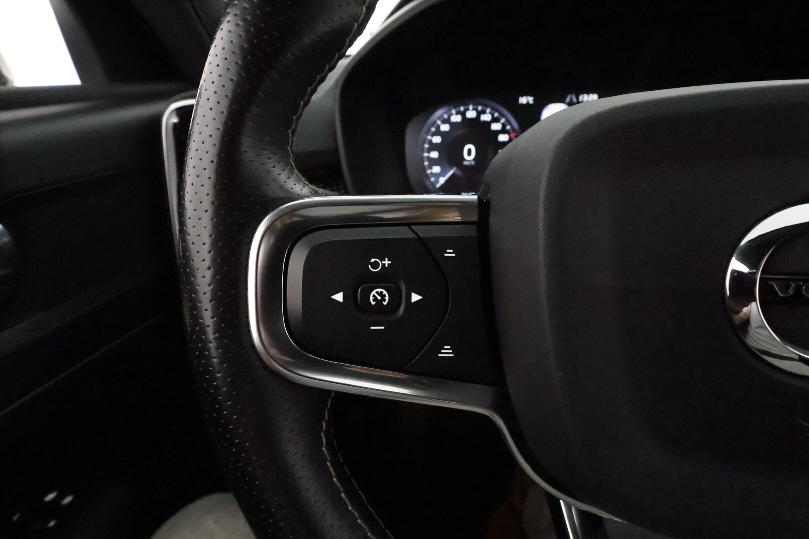 Volvo XC40 2021 T5 TwE Business R-Design aut **Webasto / ACC / Full-LED / P.Kamera / Sporttipenkit / Navi / Kaistavahti / Keyless** - Suomi-auto / 2x Latauskaapelit / Kahdet Renkaat / Merkkihuollettu!