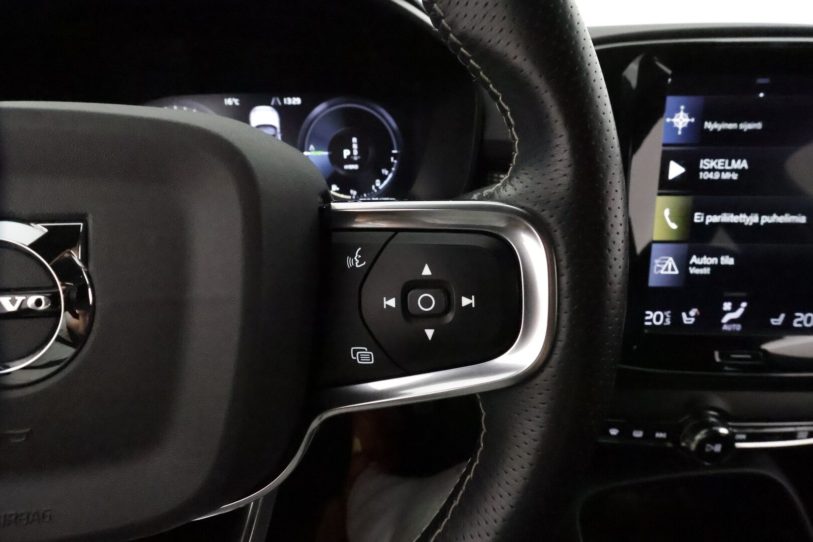 Volvo XC40 2021 T5 TwE Business R-Design aut **Webasto / ACC / Full-LED / P.Kamera / Sporttipenkit / Navi / Kaistavahti / Keyless** - Suomi-auto / 2x Latauskaapelit / Kahdet Renkaat / Merkkihuollettu!