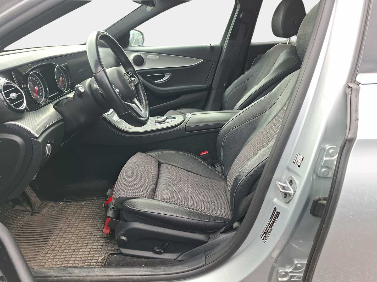 Mercedes-Benz E 2018 E 300 e Sedan / Vetokoukku / Distronic+ / Lasikattoluukku / Sähköpenkit / Puolinahat / - Juuri saapunut!