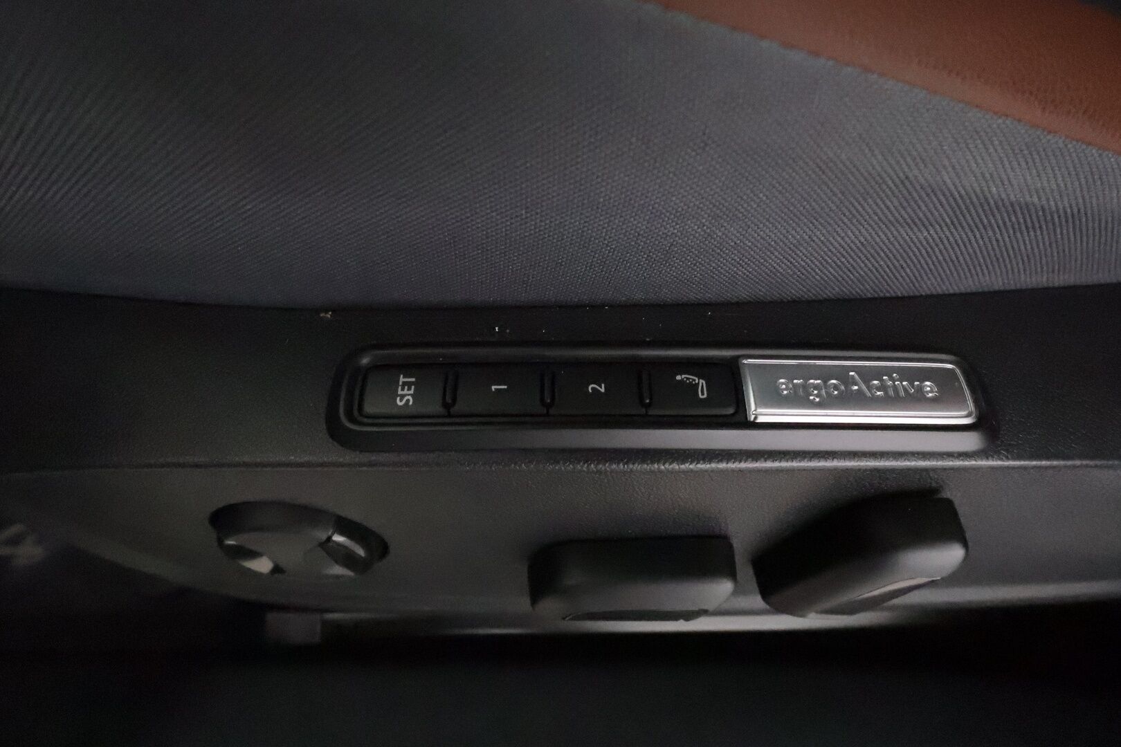 Volkswagen ID.4 2021 Pro Performance 1ST Max 150 kW, akku 77 kWh **Adapt.vakkari / HUD / Muistipenkit / Lasikatto / Matrix LED** - 1.Om Suomi-auto / Kahdet renkaat aluvanteilla / Koukku / Hierovat etuistuimet / Ratinlämmitin / Tuulilasin lämmitin / Nahka-Alcantara 