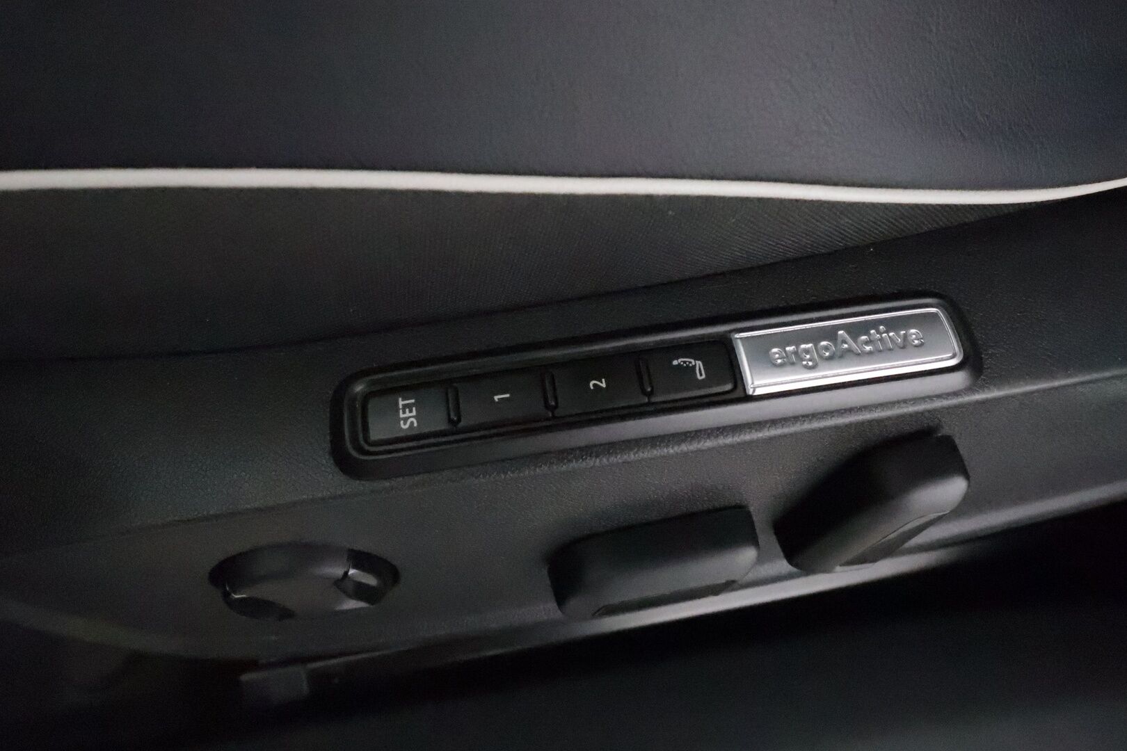 Volkswagen ID.4 2021 Pro Performance Max 150kW *HUD / Lasikatto / ILP / Koukku / ACC / Matrix-LED / 360° / Hierovat Sportpenkit Muistilla* - 1-om Suomi-auto / Akku kuntotarkastettu / Kahdet Renkaat / Merkkihuollettu! / *HUIPPU VARUSTEET*