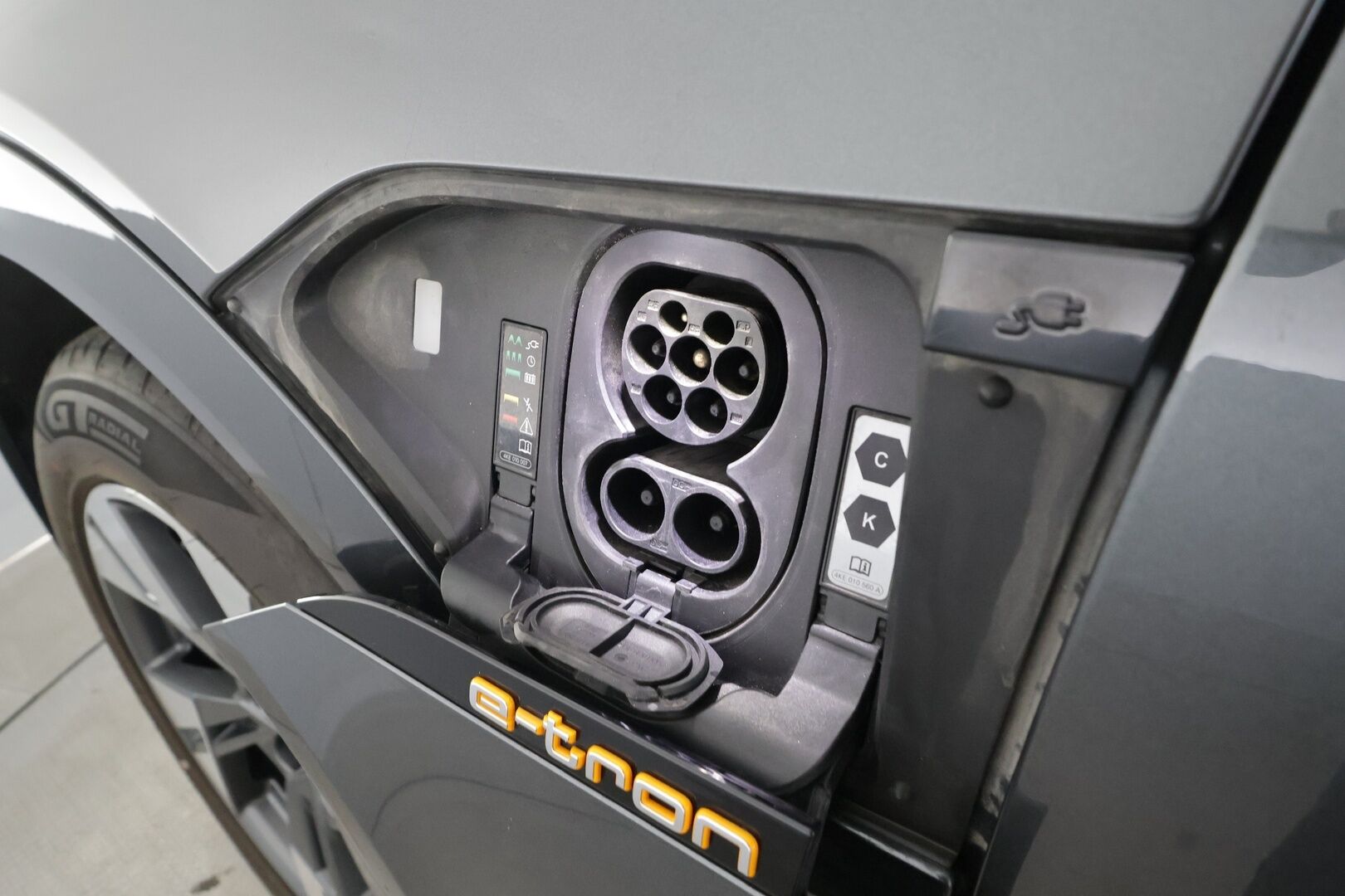 Audi e-tron 2021 Sportback 55 quattro - | Koukku | ACC | 360 | Sporttipenkit | LED | Night Vision | Kaistavahti | Katveavustin | Kahdet renkaat | Suomi-auto | Merkkihuollot |