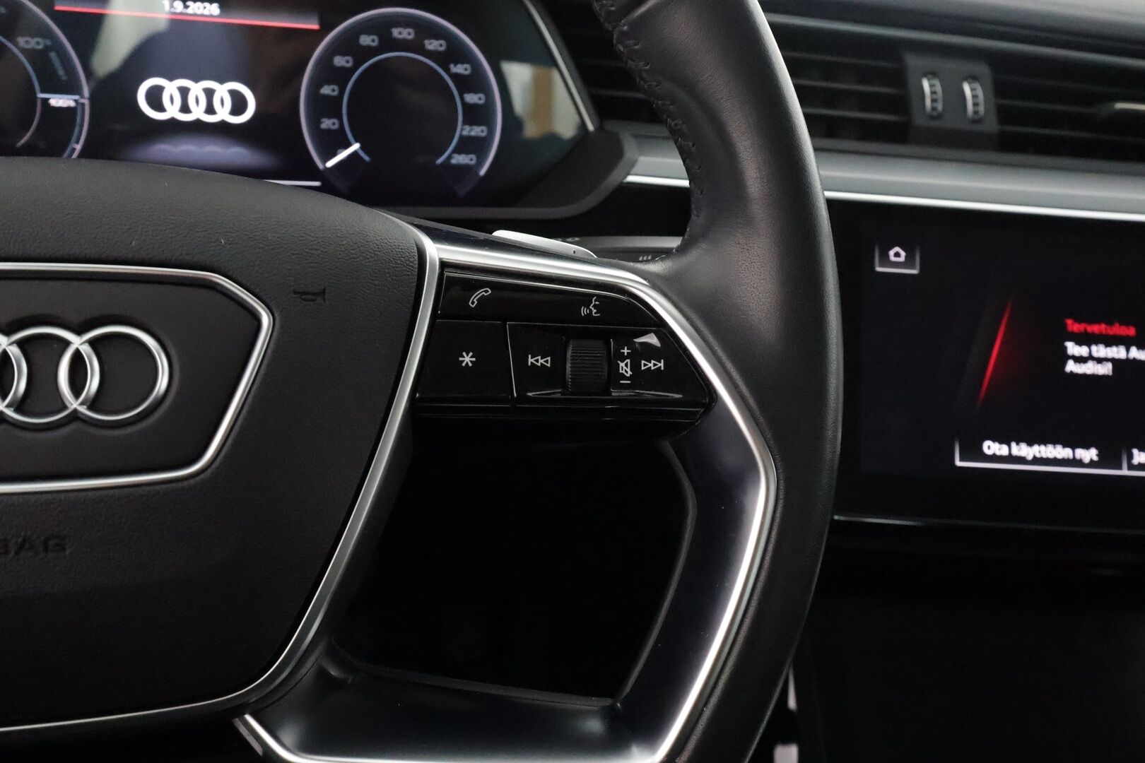 Audi e-tron 2021 Sportback 55 quattro - | Koukku | ACC | 360 | Sporttipenkit | LED | Night Vision | Kaistavahti | Katveavustin | Kahdet renkaat | Suomi-auto | Merkkihuollot |