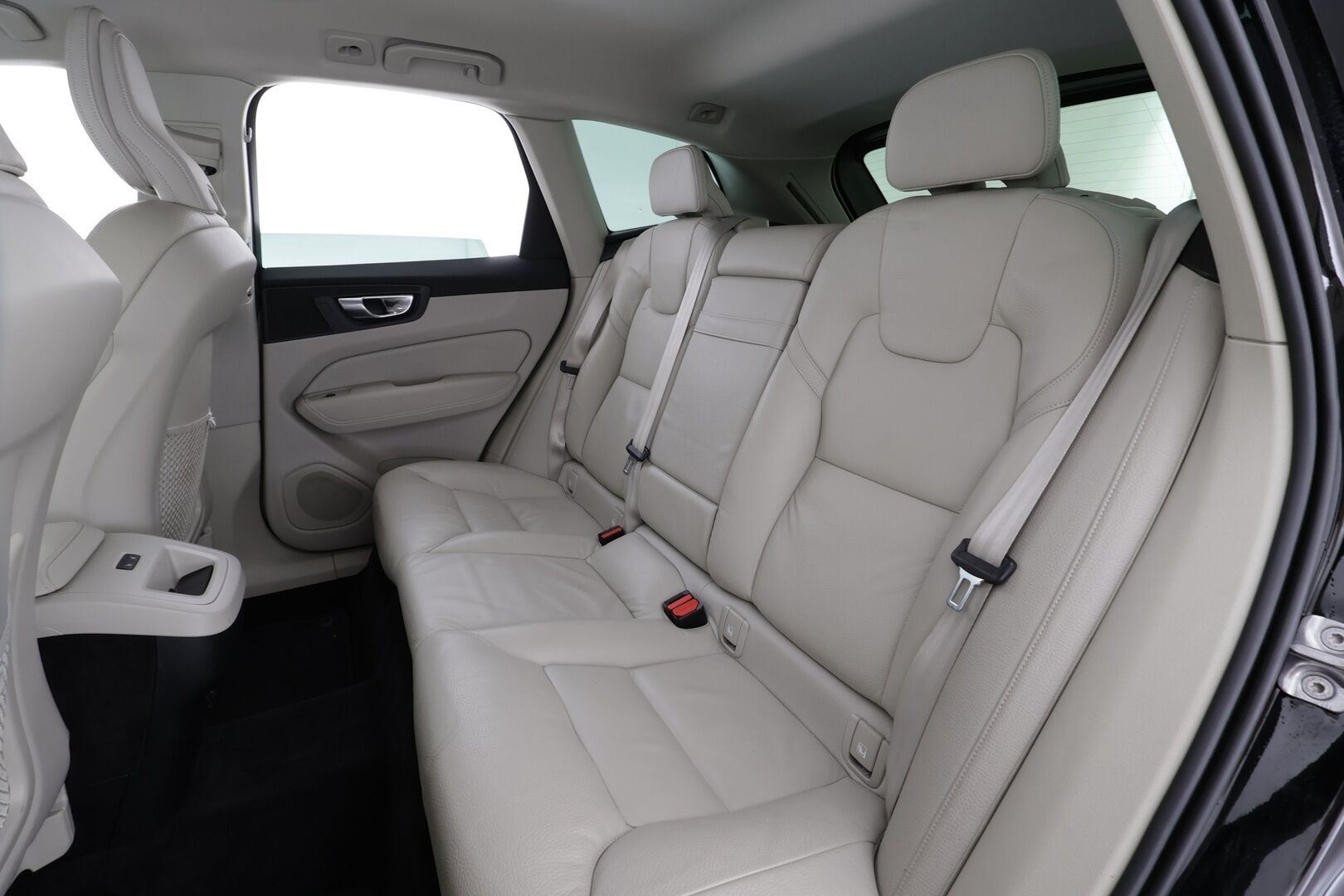 Volvo XC60 2021 B4 AWD D-MHEV Business Inscription aut * ACC / 360° / Full LED / Navi / Webasto / Muistipenkki / Vaaleat nahat / Koukku * - 1.Om Suomi-auto / Kahdet renkaat aluvanteilla / Merkkihuollettu - HULLU BLACKWEEK KORKOTARJOUS 2,49%