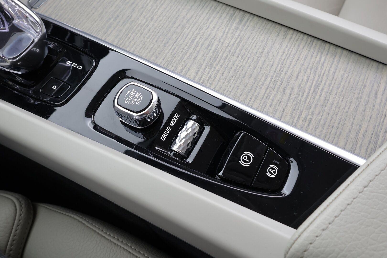 Volvo XC60 2021 B4 AWD D-MHEV Business Inscription aut * ACC / 360° / Full LED / Navi / Webasto / Muistipenkki / Vaaleat nahat / Koukku * - 1.Om Suomi-auto / Kahdet renkaat aluvanteilla / Merkkihuollettu - HULLU BLACKWEEK KORKOTARJOUS 2,49%