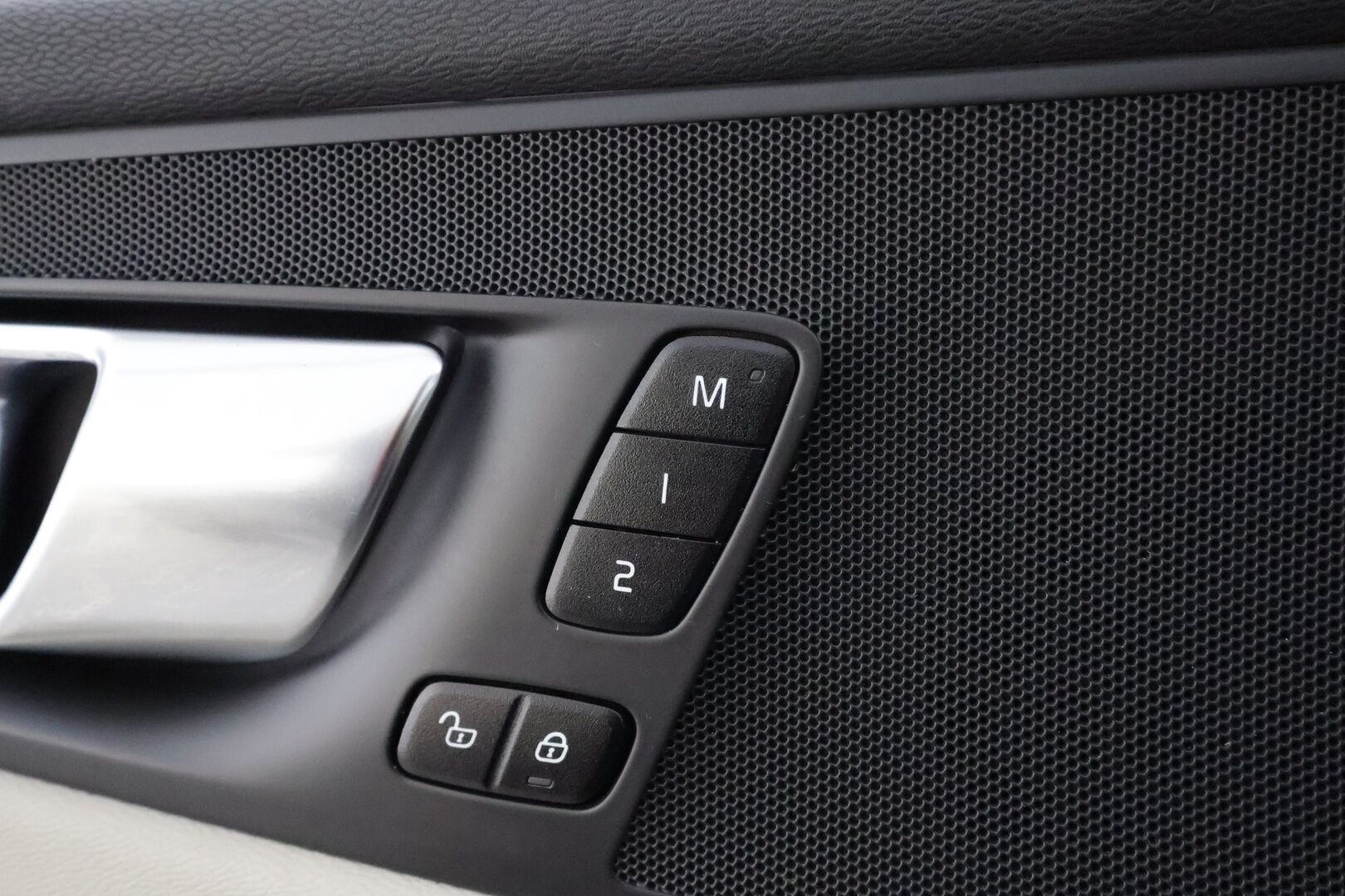 Volvo XC60 2021 B4 AWD D-MHEV Business Inscription aut * ACC / 360° / Full LED / Navi / Webasto / Muistipenkki / Vaaleat nahat / Koukku * - 1.Om Suomi-auto / Kahdet renkaat aluvanteilla / Merkkihuollettu - HULLU BLACKWEEK KORKOTARJOUS 2,49%