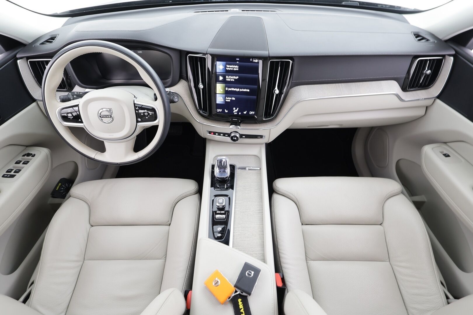 Volvo XC60 2021 B4 AWD D-MHEV Business Inscription aut * ACC / 360° / Full LED / Navi / Webasto / Muistipenkki / Vaaleat nahat / Koukku * - 1.Om Suomi-auto / Kahdet renkaat aluvanteilla / Merkkihuollettu - HULLU BLACKWEEK KORKOTARJOUS 2,49%