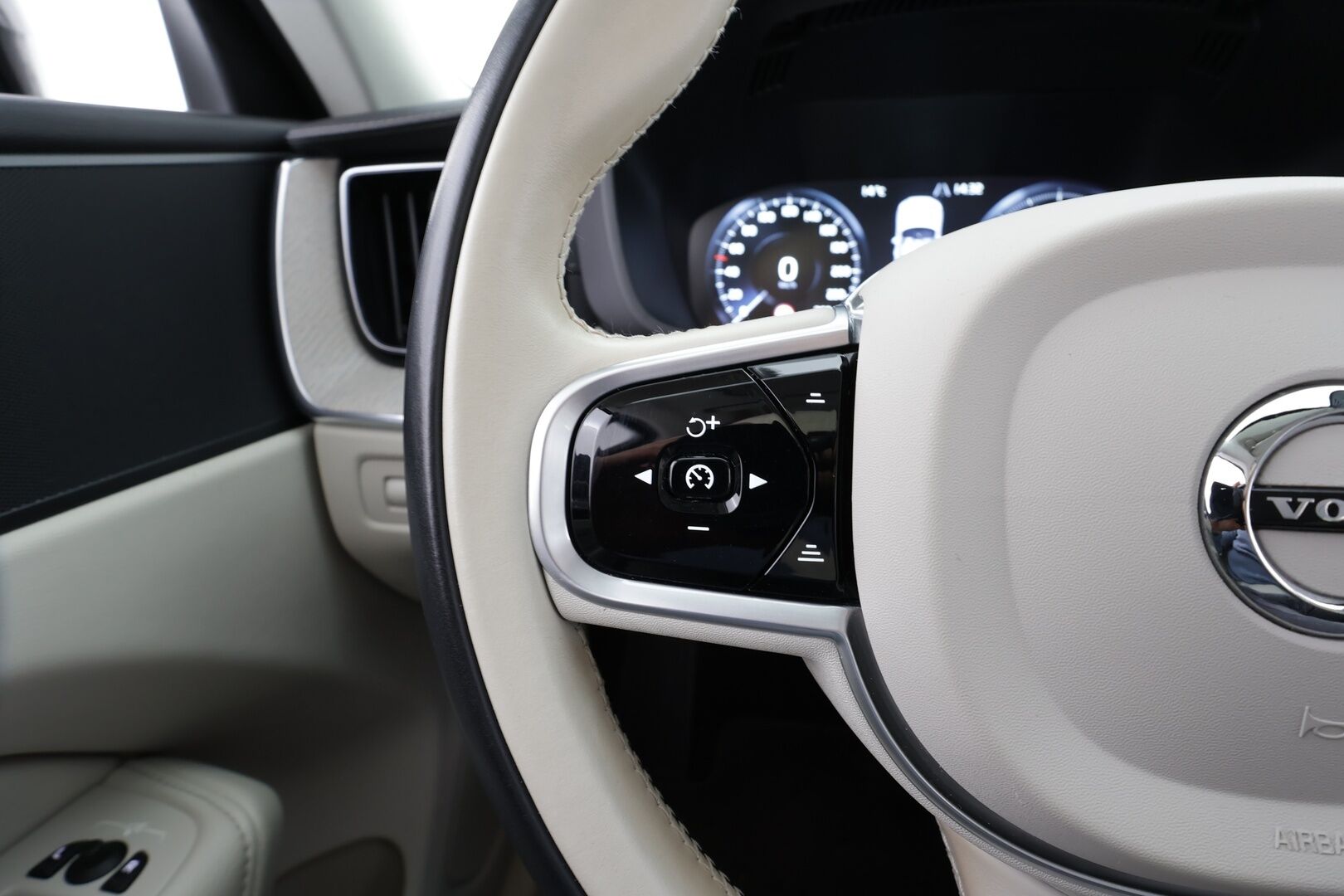 Volvo XC60 2021 B4 AWD D-MHEV Business Inscription aut * ACC / 360° / Full LED / Navi / Webasto / Muistipenkki / Vaaleat nahat / Koukku * - 1.Om Suomi-auto / Kahdet renkaat aluvanteilla / Merkkihuollettu - HULLU BLACKWEEK KORKOTARJOUS 2,49%