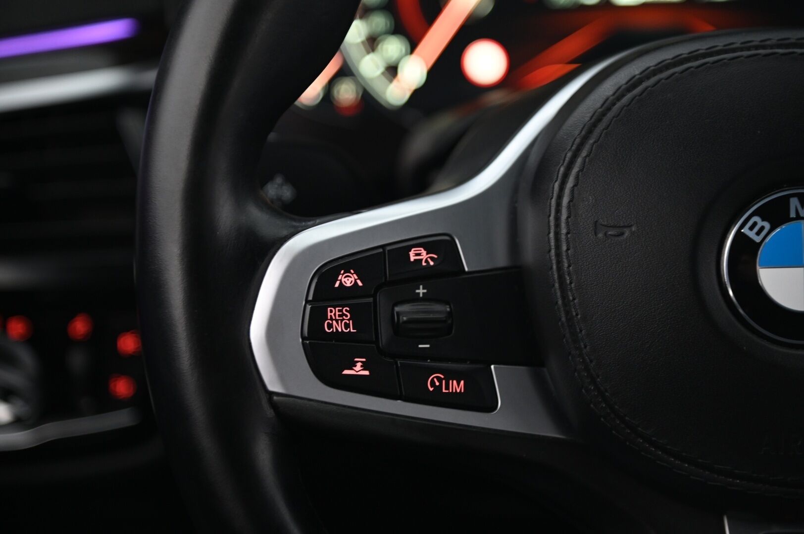 BMW 530 2017 G30 A Charged Edition M-Sport *ACC / HUD / Adapt. Ledit / Lämmitettävä ratti* - Akku kuntotarkastettu! / Näyttävä yksilö hyvillä varusteilla! / 2xrenkaat vanteilla* - Osta nyt, maksa vasta ensi vuonna