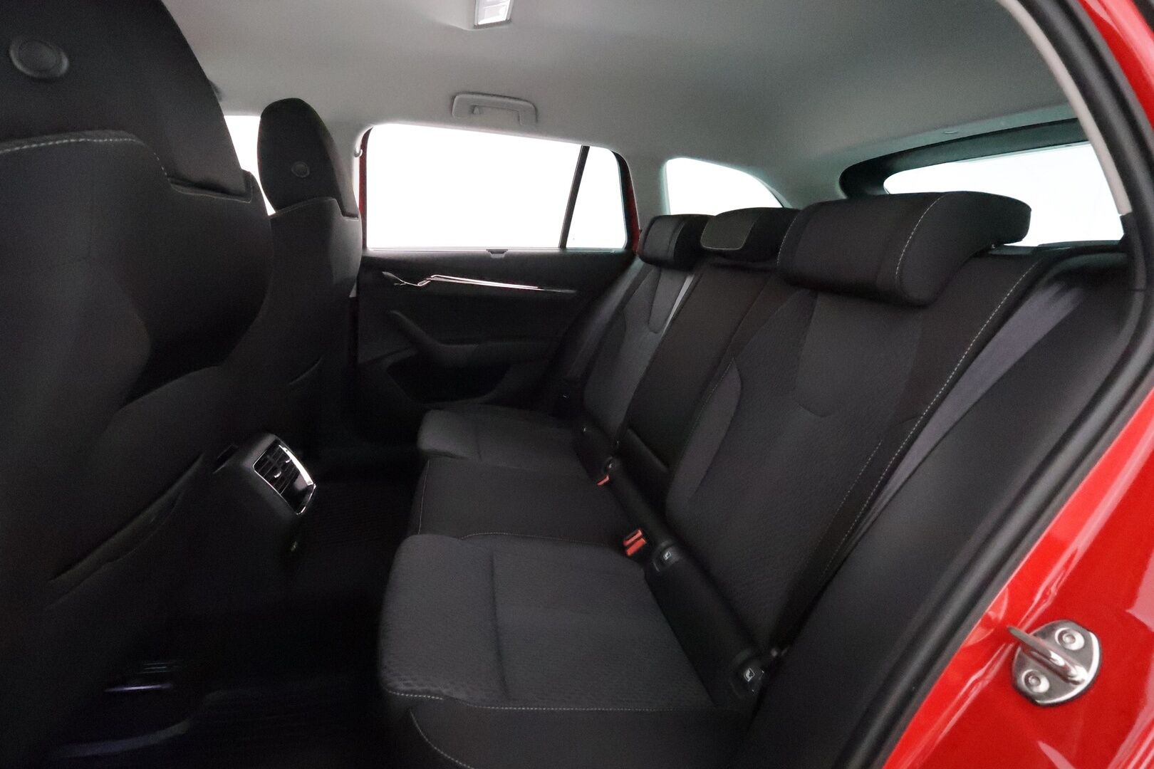 Skoda Octavia 2021 Combi 2,0 TDI 200 4x4 Style DSG Autom. **Muistipenkki / Adapt.vakkari / Matrix LED / Webasto / P.kamera / KeylessGo** - 1. om Suomi-auto / Navi / Kahdet renkaat aluvanteilla
