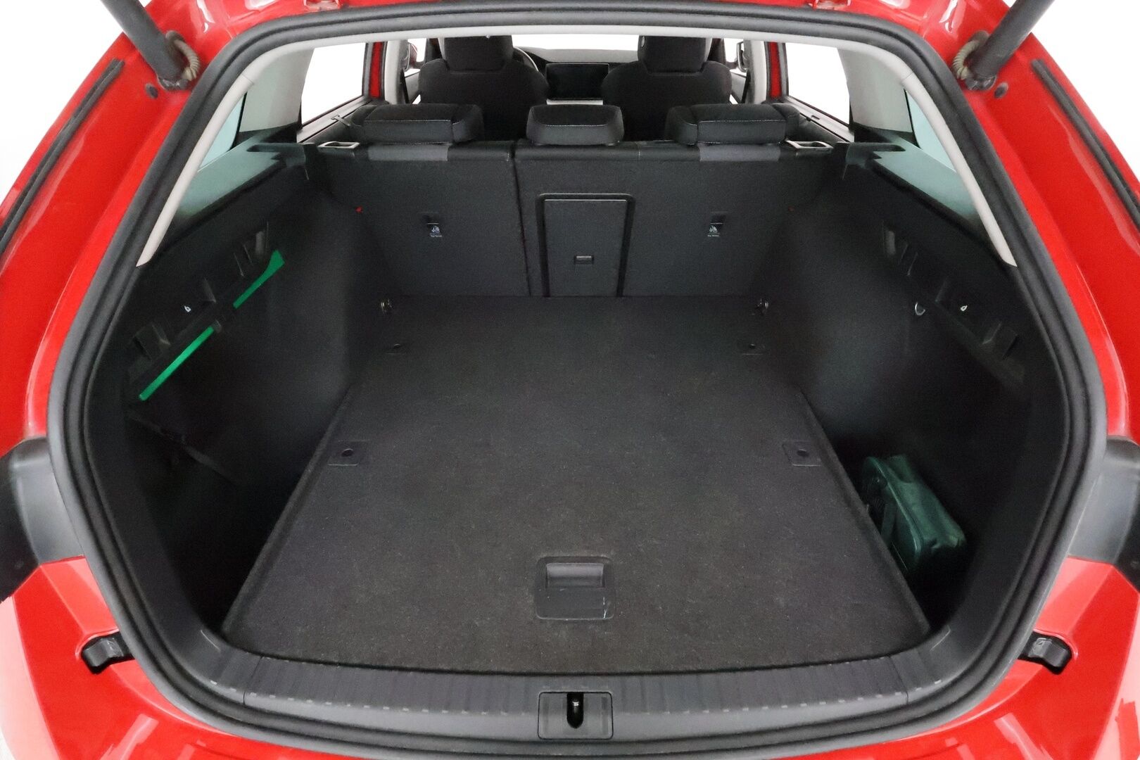 Skoda Octavia 2021 Combi 2,0 TDI 200 4x4 Style DSG Autom. **Muistipenkki / Adapt.vakkari / Matrix LED / Webasto / P.kamera / KeylessGo** - 1. om Suomi-auto / Navi / Kahdet renkaat aluvanteilla