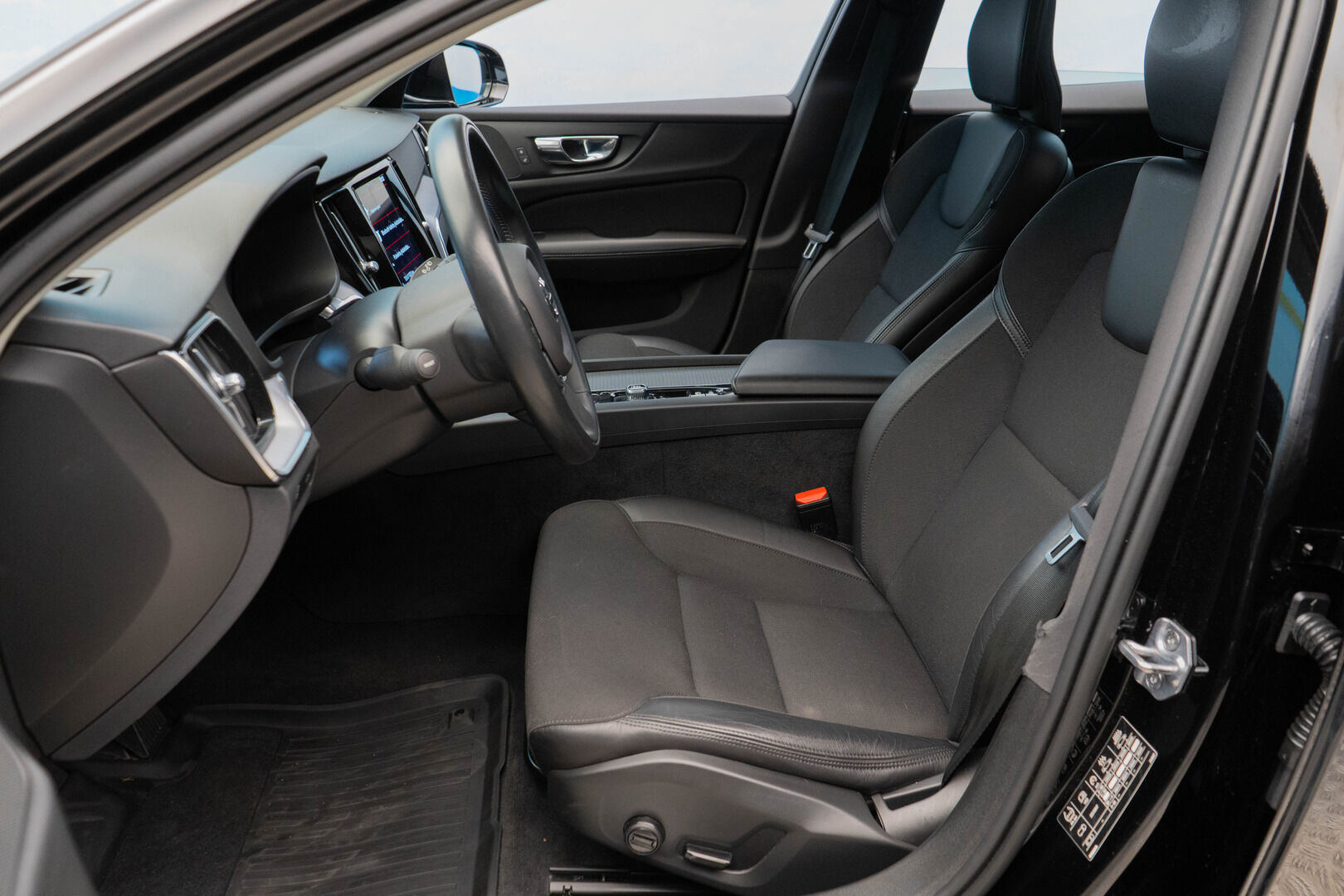 Volvo V60 2021 B4 MHEV Momentum aut - Suomi-auto |Vetokoukku | Blis | ACC |