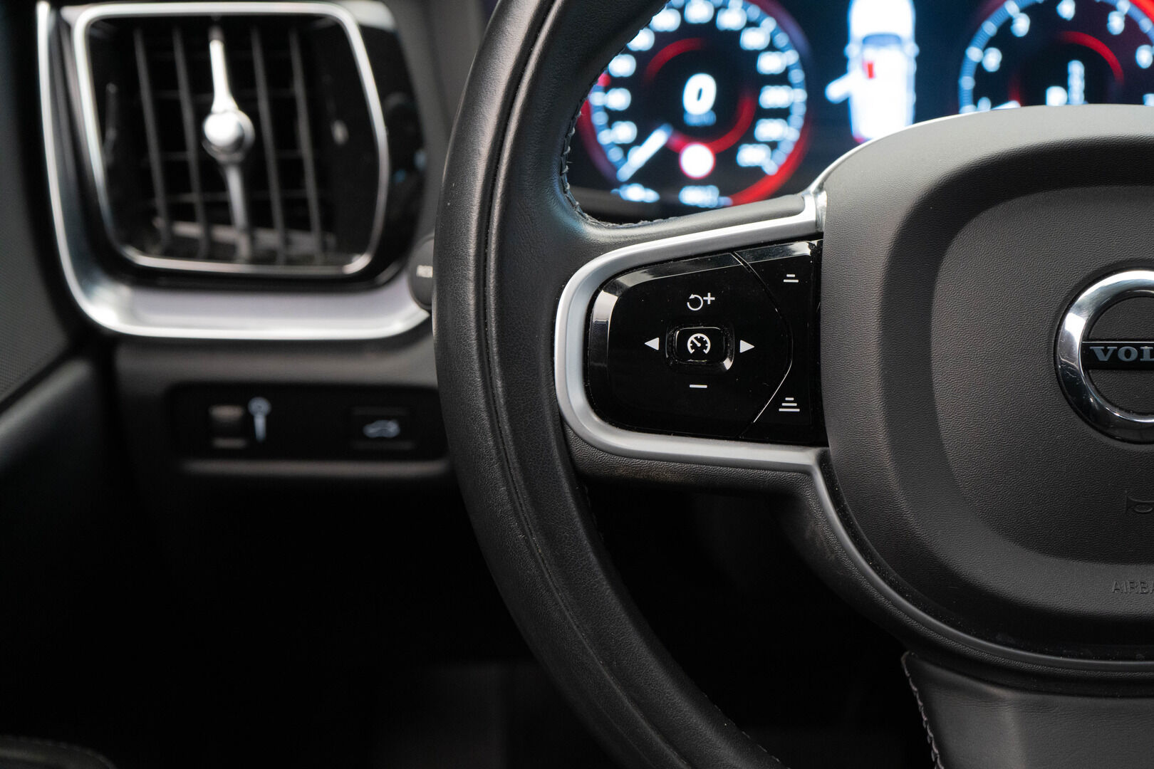 Volvo V60 2021 B4 MHEV Momentum aut - Suomi-auto |Vetokoukku | Blis | ACC |