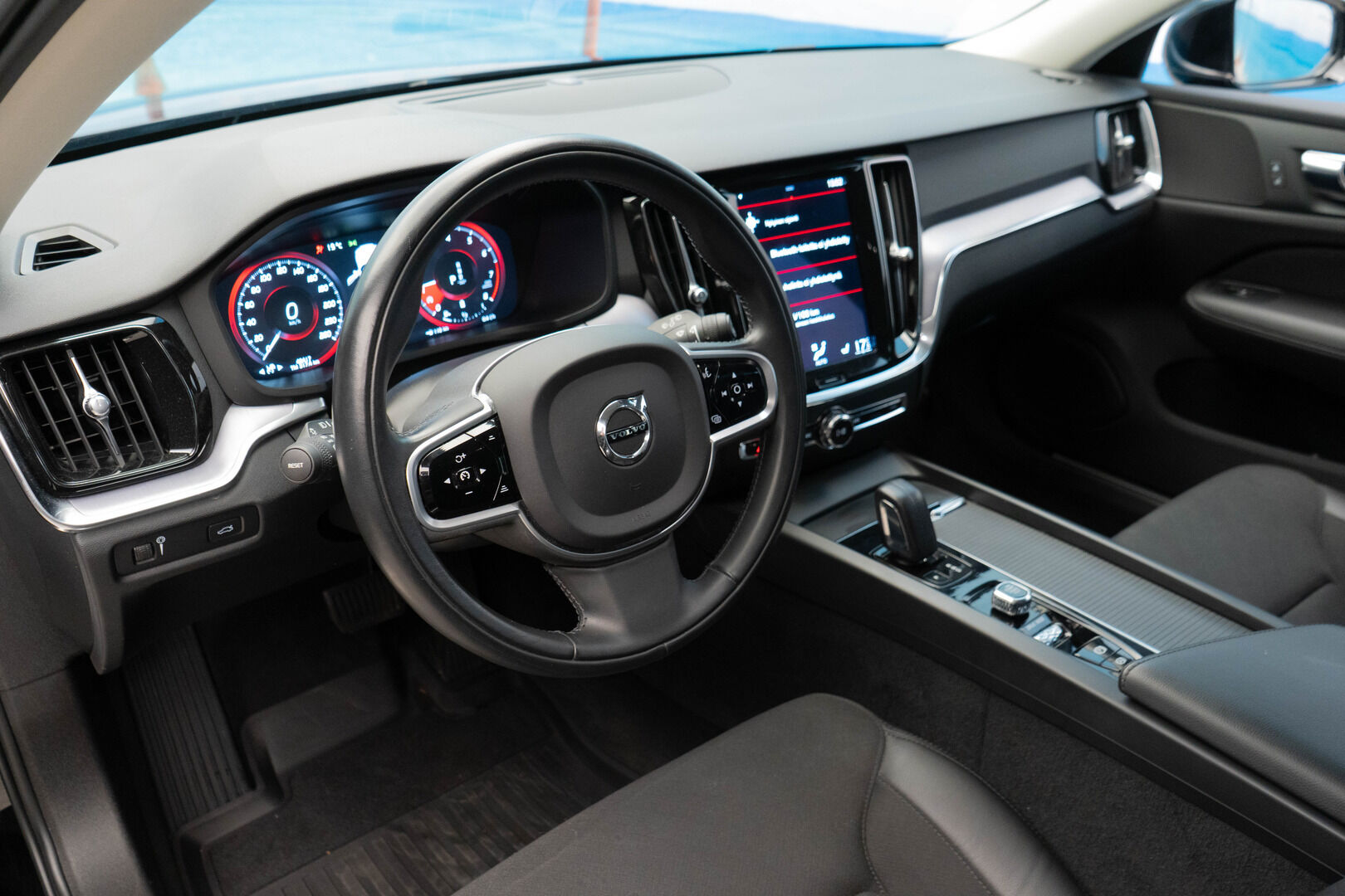 Volvo V60 2021 B4 MHEV Momentum aut - Suomi-auto |Vetokoukku | Blis | ACC |