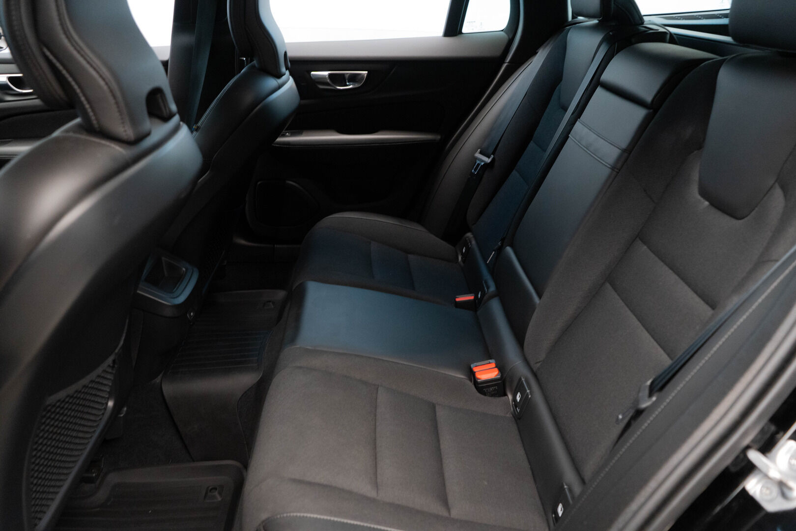 Volvo V60 2021 B4 MHEV Momentum aut - Suomi-auto |Vetokoukku | Blis | ACC |