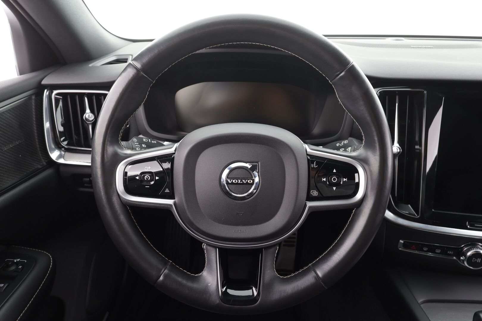 Volvo V60 2021 B4 MHEV Business R-Design aut * ACC / H&K / Webasto / Koukku / Full LED / P.kamera / Muistipenkki / Navi / Sporttipenkit / Keyless * - 1.Om Suomi-auto / Kahdet renkaat aluvanteilla / Merkkihuollettu