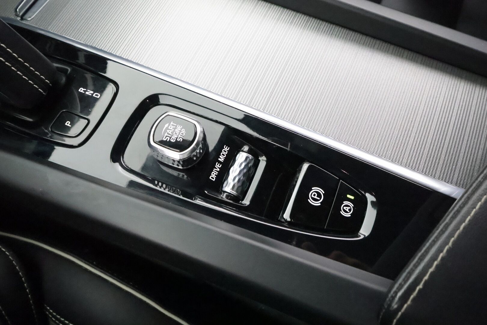 Volvo V60 2021 B4 MHEV Business R-Design aut * ACC / H&K / Webasto / Koukku / Full LED / P.kamera / Muistipenkki / Navi / Sporttipenkit / Keyless * - 1.Om Suomi-auto / Kahdet renkaat aluvanteilla / Merkkihuollettu