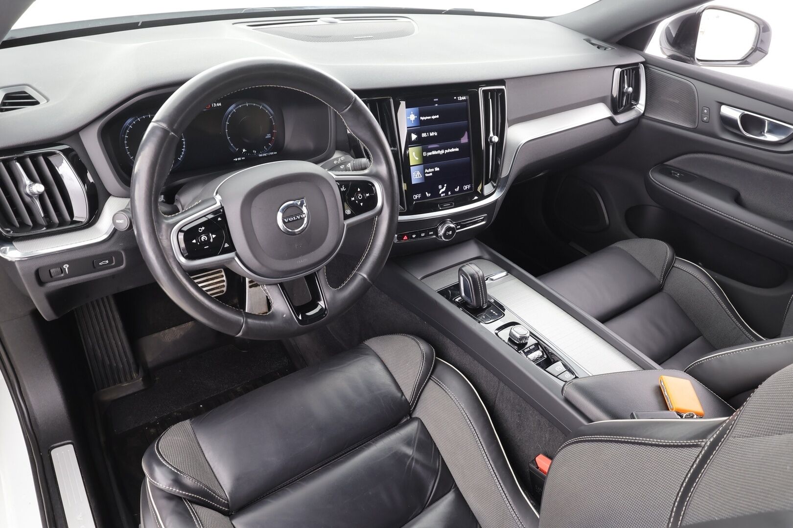 Volvo V60 2021 B4 MHEV Business R-Design aut * ACC / H&K / Webasto / Koukku / Full LED / P.kamera / Muistipenkki / Navi / Sporttipenkit / Keyless * - 1.Om Suomi-auto / Kahdet renkaat aluvanteilla / Merkkihuollettu