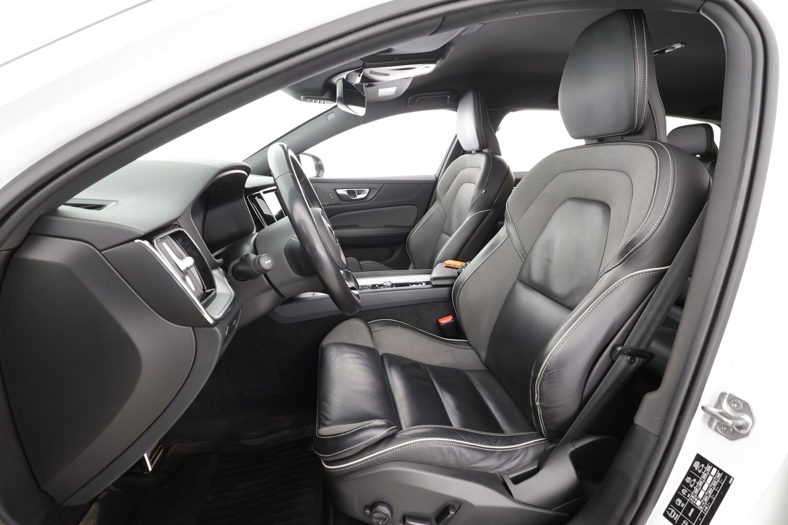 Volvo V60 2021 B4 MHEV Business R-Design aut * ACC / H&K / Webasto / Koukku / Full LED / P.kamera / Muistipenkki / Navi / Sporttipenkit / Keyless * - 1.Om Suomi-auto / Kahdet renkaat aluvanteilla / Merkkihuollettu