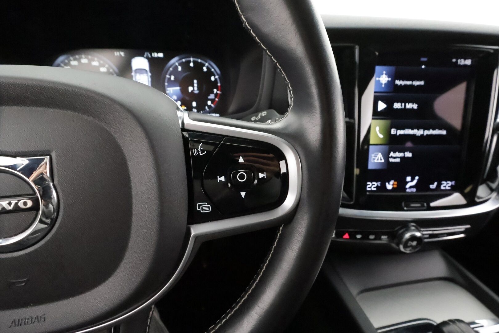 Volvo V60 2021 B4 MHEV Business R-Design aut * ACC / H&K / Webasto / Koukku / Full LED / P.kamera / Muistipenkki / Navi / Sporttipenkit / Keyless * - 1.Om Suomi-auto / Kahdet renkaat aluvanteilla / Merkkihuollettu