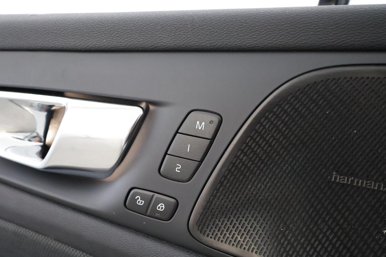 Volvo V60 2021 B4 MHEV Business R-Design aut * ACC / H&K / Webasto / Koukku / Full LED / P.kamera / Muistipenkki / Navi / Sporttipenkit / Keyless * - 1.Om Suomi-auto / Kahdet renkaat aluvanteilla / Merkkihuollettu