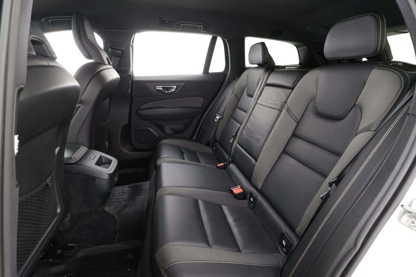 Volvo V60 2021 B4 MHEV Business R-Design aut * ACC / H&K / Webasto / Koukku / Full LED / P.kamera / Muistipenkki / Navi / Sporttipenkit / Keyless * - 1.Om Suomi-auto / Kahdet renkaat aluvanteilla / Merkkihuollettu