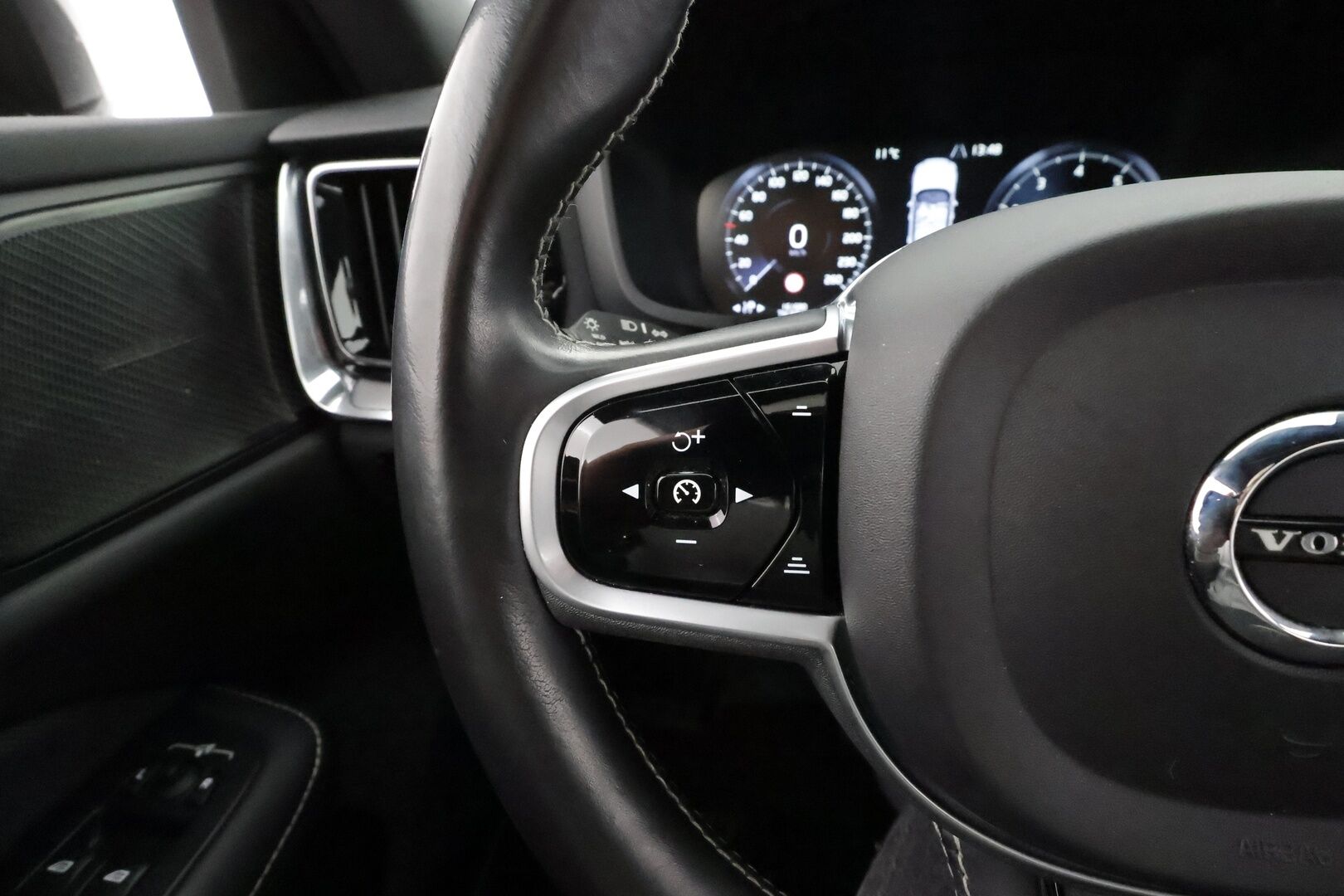 Volvo V60 2021 B4 MHEV Business R-Design aut * ACC / H&K / Webasto / Koukku / Full LED / P.kamera / Muistipenkki / Navi / Sporttipenkit / Keyless * - 1.Om Suomi-auto / Kahdet renkaat aluvanteilla / Merkkihuollettu