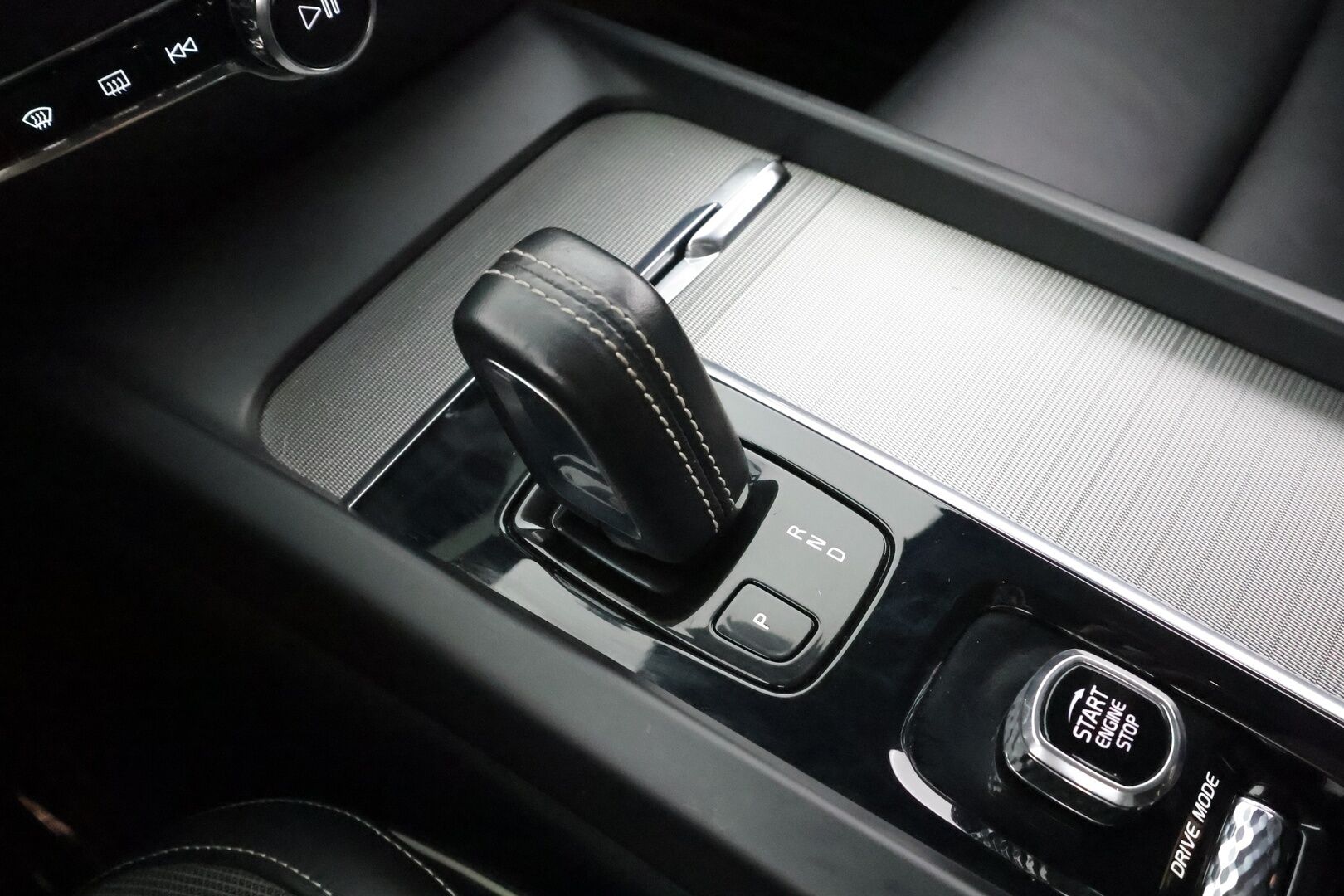 Volvo V60 2021 B4 MHEV Business R-Design aut * ACC / H&K / Webasto / Koukku / Full LED / P.kamera / Muistipenkki / Navi / Sporttipenkit / Keyless * - 1.Om Suomi-auto / Kahdet renkaat aluvanteilla / Merkkihuollettu