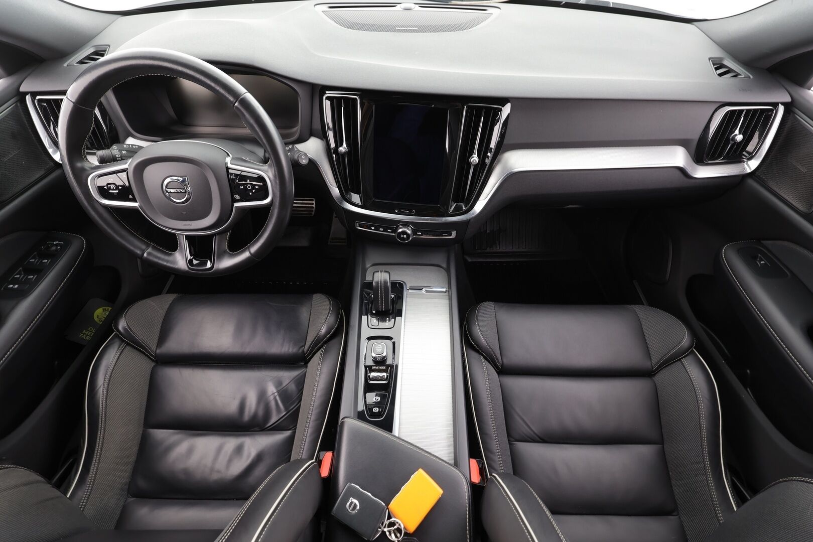 Volvo V60 2021 B4 MHEV Business R-Design aut * ACC / H&K / Webasto / Koukku / Full LED / P.kamera / Muistipenkki / Navi / Sporttipenkit / Keyless * - 1.Om Suomi-auto / Kahdet renkaat aluvanteilla / Merkkihuollettu