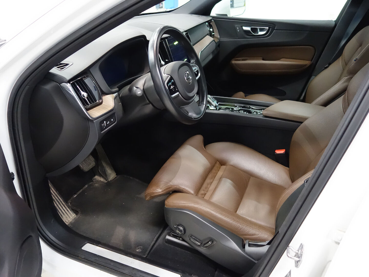 Volvo XC60 2021 T6 TwE AWD Business Inscription aut. / 1.Om Suomi-auto / Pa-lisälämmitin / Adapt.vakkari / Panorama / Muistipenkki - 3,99 % KORKOTARJOUS TÄHÄN AUTOON - Peruutuskamera / VOC / Ruskeat nahat / Huollettu