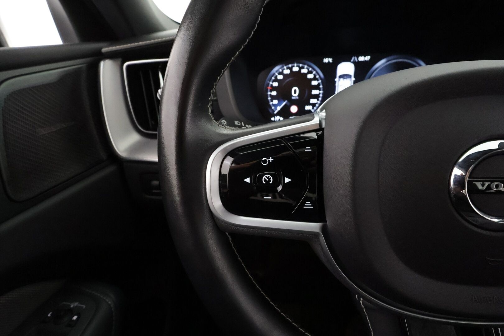 Volvo XC60 2021 T6 TwE AWD Business R-Design aut. * ACC / P.kamera / Webasto / Panorama / H&K / Muistipenkki / Full LED / Koukku * - 1.Om Suomi-auto / Akku kuntotarkastettu / Kahdet renkaat aluvanteilla / Merkkihuollettu