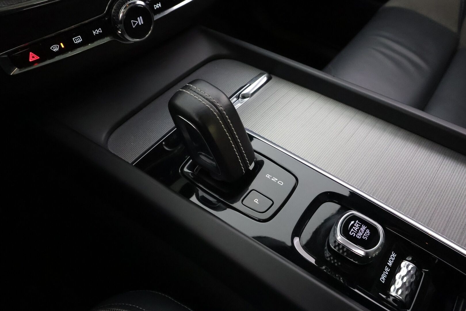 Volvo XC60 2021 T6 TwE AWD Business R-Design aut. * ACC / P.kamera / Webasto / Panorama / H&K / Muistipenkki / Full LED / Koukku * - 1.Om Suomi-auto / Akku kuntotarkastettu / Kahdet renkaat aluvanteilla / Merkkihuollettu