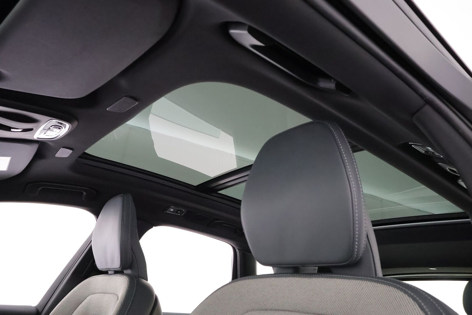 Volvo XC60 2021 T6 TwE AWD Business R-Design aut. * ACC / P.kamera / Webasto / Panorama / H&K / Muistipenkki / Full LED / Koukku * - 1.Om Suomi-auto / Akku kuntotarkastettu / Kahdet renkaat aluvanteilla / Merkkihuollettu