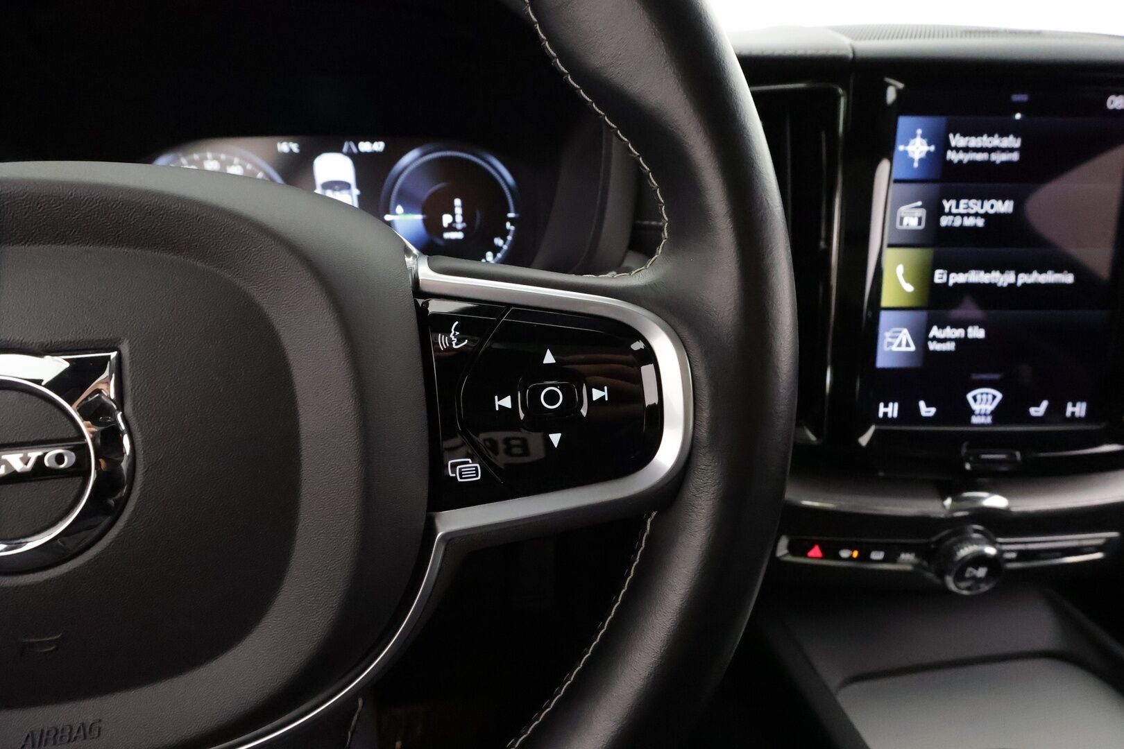 Volvo XC60 2021 T6 TwE AWD Business R-Design aut. * ACC / P.kamera / Webasto / Panorama / H&K / Muistipenkki / Full LED / Koukku * - 1.Om Suomi-auto / Akku kuntotarkastettu / Kahdet renkaat aluvanteilla / Merkkihuollettu