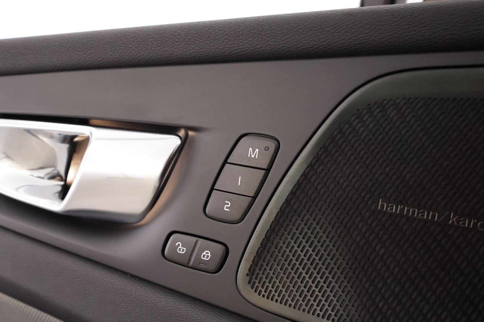 Volvo XC60 2021 T6 TwE AWD Business R-Design aut. * ACC / P.kamera / Webasto / Panorama / H&K / Muistipenkki / Full LED / Koukku * - 1.Om Suomi-auto / Akku kuntotarkastettu / Kahdet renkaat aluvanteilla / Merkkihuollettu