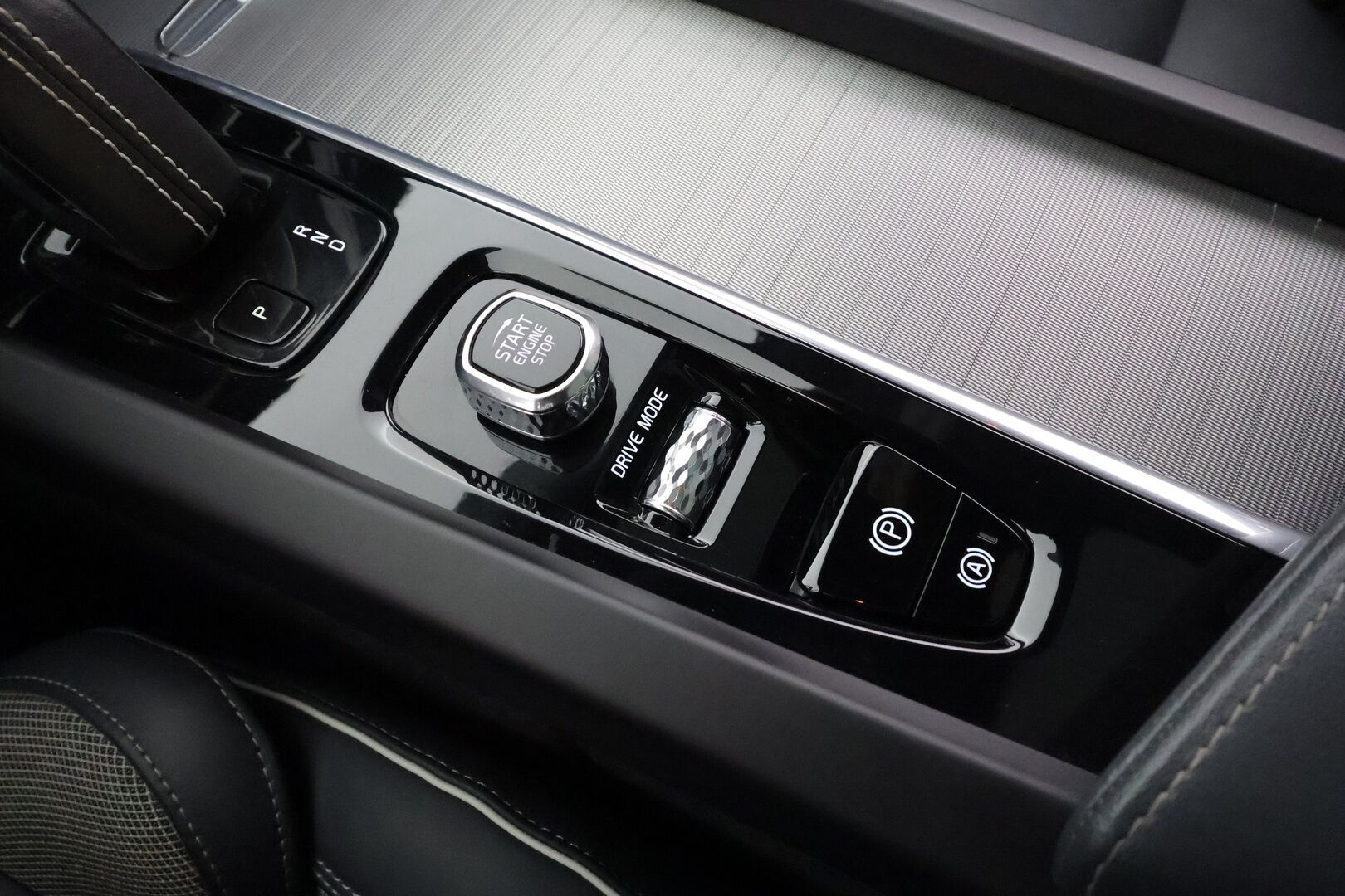 Volvo XC60 2021 T6 TwE AWD Business R-Design aut. * ACC / P.kamera / Webasto / Panorama / H&K / Muistipenkki / Full LED / Koukku * - 1.Om Suomi-auto / Akku kuntotarkastettu / Kahdet renkaat aluvanteilla / Merkkihuollettu