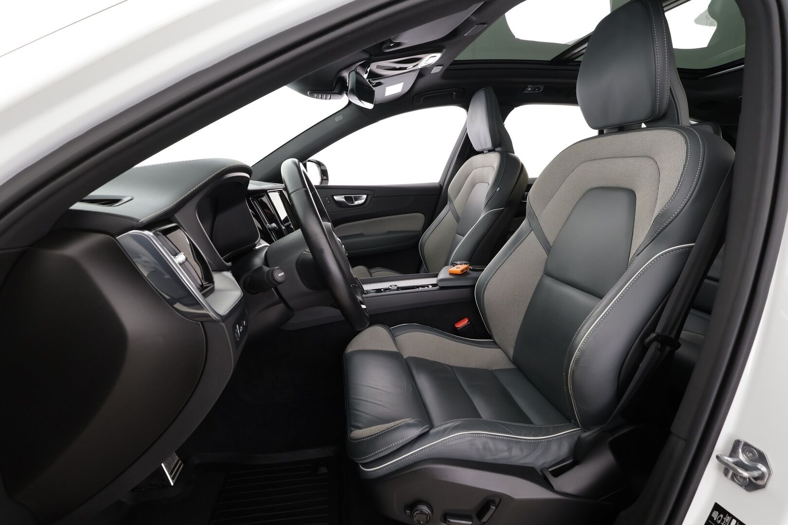 Volvo XC60 2021 T6 TwE AWD Business R-Design aut. * ACC / P.kamera / Webasto / Panorama / H&K / Muistipenkki / Full LED / Koukku * - 1.Om Suomi-auto / Akku kuntotarkastettu / Kahdet renkaat aluvanteilla / Merkkihuollettu