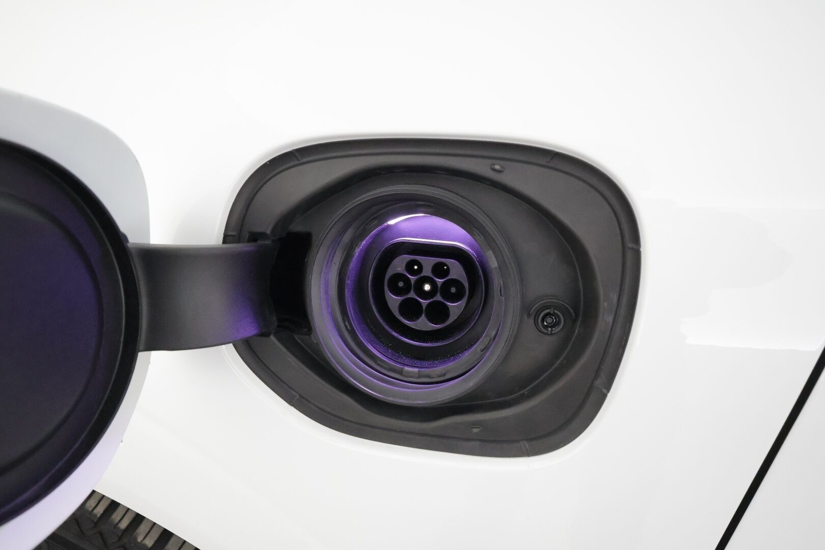 Volvo XC60 2021 T6 TwE AWD Business R-Design aut. * ACC / P.kamera / Webasto / Panorama / H&K / Muistipenkki / Full LED / Koukku * - 1.Om Suomi-auto / Akku kuntotarkastettu / Kahdet renkaat aluvanteilla / Merkkihuollettu