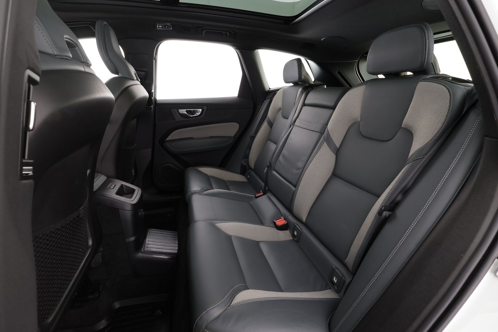 Volvo XC60 2021 T6 TwE AWD Business R-Design aut. * ACC / P.kamera / Webasto / Panorama / H&K / Muistipenkki / Full LED / Koukku * - 1.Om Suomi-auto / Akku kuntotarkastettu / Kahdet renkaat aluvanteilla / Merkkihuollettu